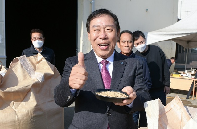 ▲ 최민호 세종시장이 17일 연서면 성제리 소재 서세종농협 창고에서 진행된 공공비축미곡 수매 현장을 찾아 생산한 쌀을 살피고 있다.ⓒ세종시