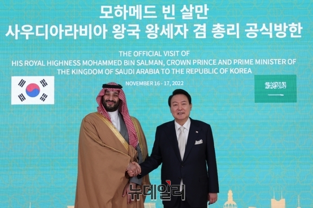 ▲ 윤석열 대통령이 17일 방한한 모하메드 빈 살만 사우디아라비아 왕세자 겸 총리와 회담에 앞서 기념촬영을 하고 있다.ⓒ대통령실 제공