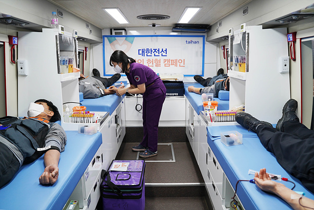 ▲ 호반사랑나눔이 봉사단원이 사랑의 헌혈 캠페인에 참여하고 있다. ⓒ호반그룹