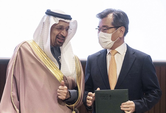 ▲ DL케미칼은 17일 서울 대한상공회의소에서 열린 사우디 투자 포럼 행사에서 사우디 투자부와 석유화학 사업 투자에 대한 업무 협약을 체결했다. 사진은 김종현 DL케미칼 부회장(오른쪽)과 칼리드 알 팔리흐(Khalid Al Falih) 사우디아라비아 투자부 장관(왼쪽)이 업무협약 체결을 축하하는 모습. ⓒDL케미칼