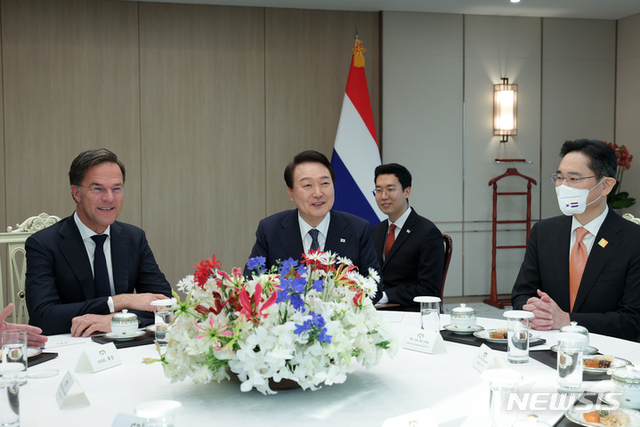 ▲ 윤석열 대통령과 마크 루터 네덜란드 총리가 17일 서울 용산 대통령실 청사에서 이재용 삼성전자 회장 등과 반도체 기업인 차담회를 하고 있다.ⓒ뉴시스(사진=대통령실 제공)