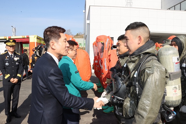 ▲ 이강덕 포항시장이 소방인력을 격려하고 있다.ⓒ포항시