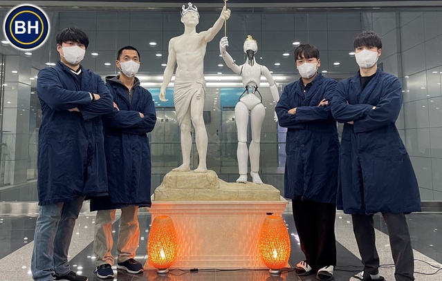 ▲ DGIST(총장 국양)로봇및기계공학과 김봉훈 교수 연구팀이 ‘2022년 국가연구개발 우수성과 100선’ 중 최우수 과제로 선정됐다. DGIST 로봇및기계전자공학과 김봉훈 교수(왼쪽에서 두번째) 및 연구진.ⓒDGIST