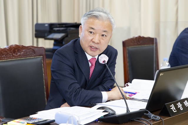 ▲ 경상북도의회 교육위원회 권광택 의원(안동)은 ‘2022년 교육위원회 행정사무감사’에서 폭넓은 의정활동, 경북교육의 현안 하나하나를 세심히 챙기는 모습으로 지역의 큰 호응을 얻고 있다.ⓒ경북도의회