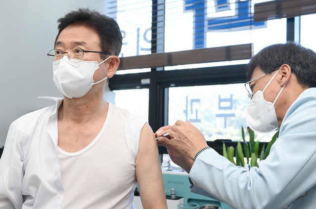 ▲ 이철우 경북도지사는 지난 16일 국무총리 주재 중앙재난안전대책본부(중대본) 회의 종료 후에 도청 신도시 내 코로나 백신 접종 의료기관에서 동절기 추가접종을 받고, 도 간부 공무원의 접종 참여를 독려했다.ⓒ경북도