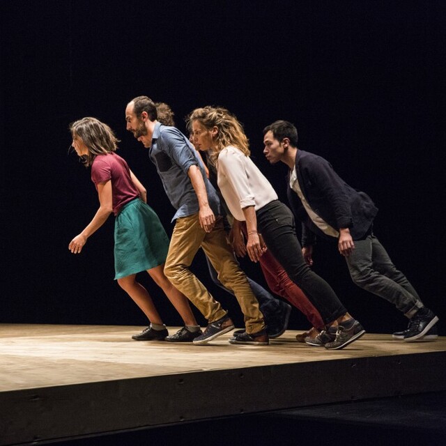 ▲ 요안 부르주아의 '기울어진 사람들' 공연 장면.ⓒLG아트센터