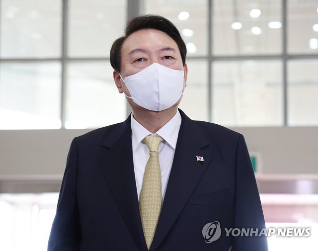 ▲ 윤석열 대통령이 18일 오전 서울 용산 대통령실 청사로 출근, 기자들과 질의응답을 하고 있다.ⓒ연합뉴스