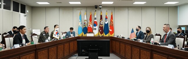 ▲ 하대봉 국방부 방위정책관(맨 왼쪽)과 김수광 합참 핵ㆍWMD대응센터장(왼쪽 두번째)이 미 국방부 리차드 존슨 핵ㆍWMD대응부차관보(맨 오른쪽) 등 미측 대표단으로부터 전략문서 브리핑을 받고 북핵ㆍ미사일 위협 대비 다양한 확장억제 강화 방안에 대해 논의하는 모습. ⓒ국방부