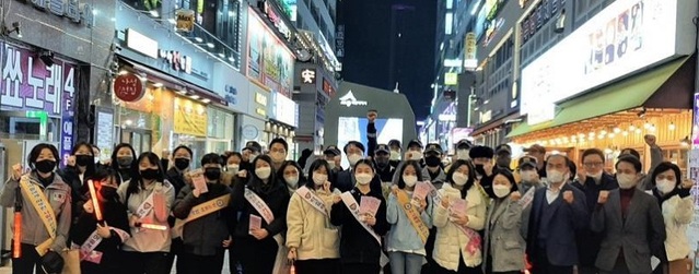 ▲ 세종남부경찰서가 지난 17일 나성동과 새롬동 일원에서 청소년비행 예방을 위한 합동캠페인을 전개에 앞서 기념촬영을 하고 있다.ⓒ세종남부경찰서