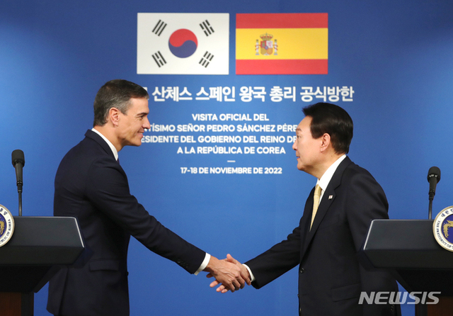 ▲ 윤석열 대통령과 페드로 산체스 스페인 총리가 18일 서울 용산 대통령실 청사에서 열린 공동언론발표에서 악수하고 있다.ⓒ뉴시스