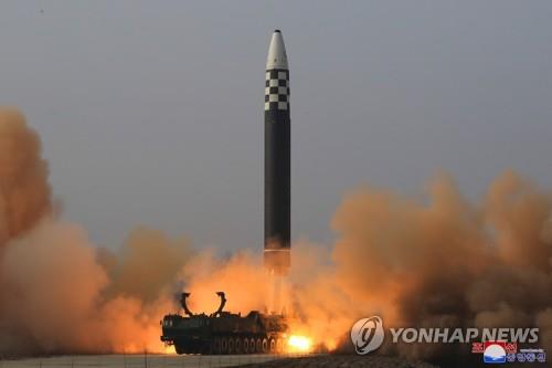 ▲ 북한 관영매체가 화성-17형 발사 장면이라며 올해 3월 공개한 사진. ⓒ연합뉴스