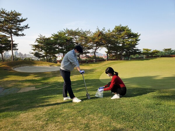 ▲ 대전보건환경연구원 관계자들이 골프장 잔류 농약 검사를 위해 시료를 채취하고 있다.ⓒ대전보건환경연구원