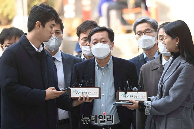 ▲ 대장동 사업자들에게서 각종 사업 추진 등 편의 제공 대가로 6차례에 걸쳐 총 1억4천만원의 금품을 받은 혐의를 받는 정진상 민주당 대표실 정책조정실장이 18일 오후 서울 서초구 중앙지법에서 열린 영장실질심사에 출석하고 있다. ⓒ강민석 기자