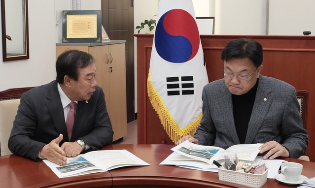 ▲ 최민호 세종시장이 18일 국민의힘 정진석 비상대책위원장을 면담하고 내년도 지역 현안사업 증액을 요청하고 있다.ⓒ세종시
