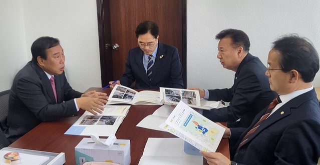 ▲ 최민호 세종시장이 18일 국회를 방문해 지역구 국회의원인 홍성국·강준현 의원과 우원식 예산결산특별위원장을 만나 내년도 주요 국비 사업을 건의하고 있다. 왼쪽부터 최민호 세종시장, 우원식 예산결산특별위원장, 홍성국·강준현 국회의원.ⓒ세종시