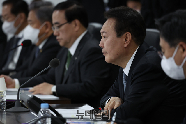▲ 윤석열 대통령이 지난 3일 서울 용산 대통령실 청사 국가위기관리센터에서 열린 북한 탄도미사일 발사 관련 긴급 국가안전보장회의 상임위원회에 참석해 상황 보고를 받고 있다.ⓒ대통령실 제공