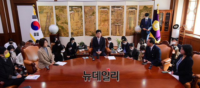 ▲ 김진표 국회의장, 박홍근 더불어민주당 원내대표, 이은주 정의당 원내대표, 용혜인 기본소득당 원내대표가 지난 15일 국회에서 이태원 참사 국정조사 요구서 채택 관련 논의를 하고 있다. ⓒ이종현 기자