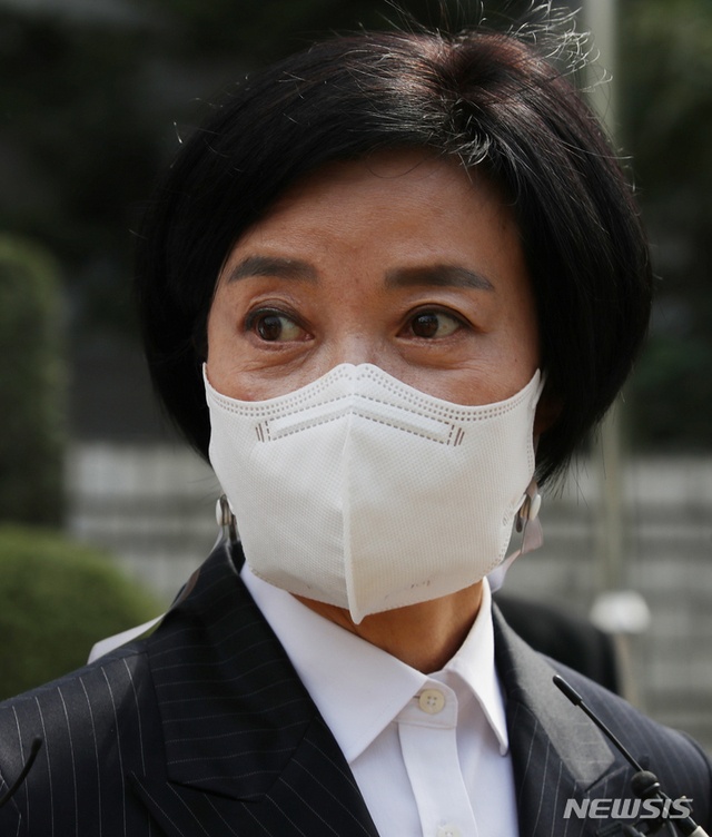 ▲ 사업가로부터 청탁을 빌미로 억대의 금품을 수수한 의혹 등을 받는 이정근 전 더불어민주당 사무부총장이 지난 9월 30일 오후 영장실질심사를 마친 뒤 서울 서초구 서울중앙지방법원을 나서고 있다. ⓒ뉴시스