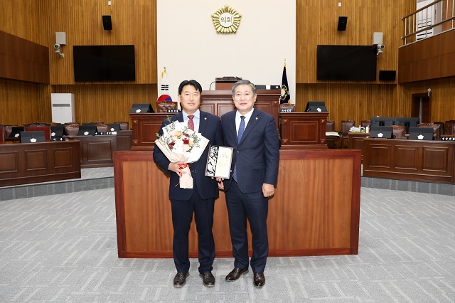 ▲ 왼쪽부터 이락우 시의원, 이철우 의장.ⓒ경주시의회