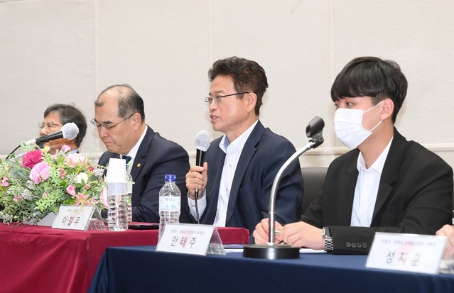 ▲ 이 지사는 17일 모교인 경북대학교에서 열린 경상대학 창립 50주년 기념 복현금융경제포럼에서 ‘지방 소멸시대의 대구·경북 발전방안’이라는 주제로 학생들과 대화 시간을 가졌다.ⓒ경북도