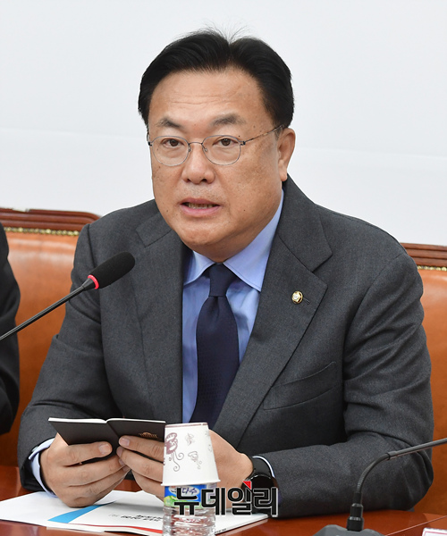 ▲ 정진석 국민의힘 비상대책위원장이 17일 오전 국회에서 열린 비상대책위원회의에서 모두발언을 하고 있다. ⓒ이종현 기자