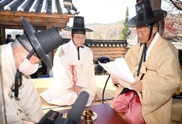 ▲ 이철우 경북도지사는 지난 18일 상주 수암종택에서 국가민속문화재 승격기념 고유 작헌례 초헌관(初獻官)을 맡아 제례를 지냈다.ⓒ경북도