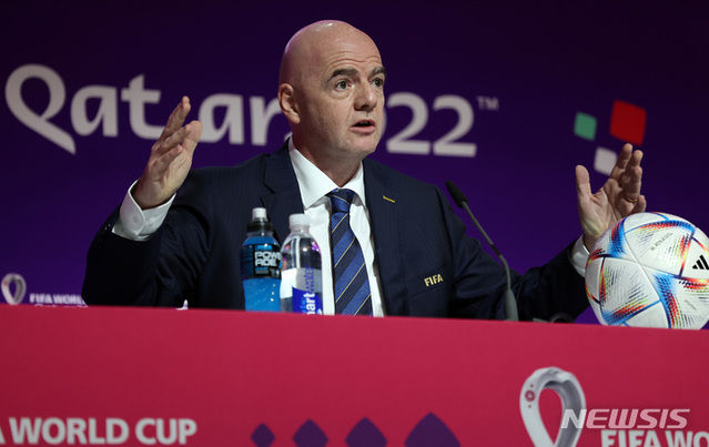▲ 지아니 인판티노 국제축구연맹(FIFA) 회장이 19일(현지시간) 오전 카타르 도하 월드컵 메인 미디어센터에서 기자회견을 갖고 있다. ⓒ도하(카타르)=뉴시스