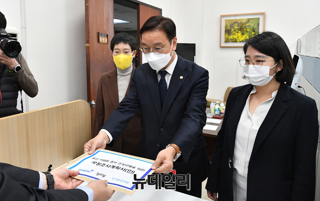 ▲ 위성곤 더불어민주당 원내수석부대표, 장혜영 정의당 원내수석부대표, 용혜인 기본소득당 의원이 21일 국회 의안과에 용산 이태원 참사 진상규명을 위한 국정조사계획서를 제출하고 있다.
ⓒ이종현 기자