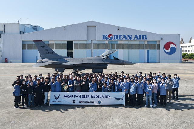 ▲ 대한항공이 지난 18일 미 공군 F-16 수명 연장 사업의 초도 항공기를 성공적으로 출고하며 기념촬영을 하고 있다. ⓒ대한항공