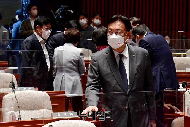 ▲ 정진석 국민의힘 비상대책위원장이 21일 국회에서 열린 의원총회에 참석하기 위해 입장하고 있다.ⓒ이종현 기자