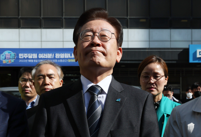 ▲ 더불어민주당 이재명 대표가 민주연구원에 대한 검찰 압수 수색이 진행 중인 24일 오전 서울 여의도 더불어민주당 중앙당사 앞에서 취재진에게 입장을 밝히던 중 잠시 울먹이며 말을 잇지 못하고 있다. ⓒ연합뉴스