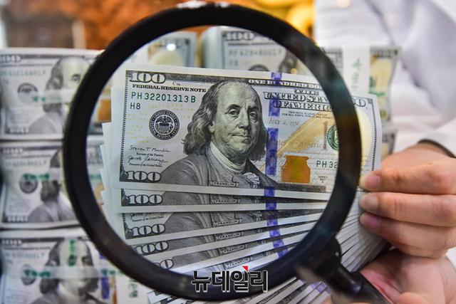서울 중구 하나은행 위·변조 대응 센터에서 은행원이 달러를 점검하고 있다ⓒ뉴데일리DB