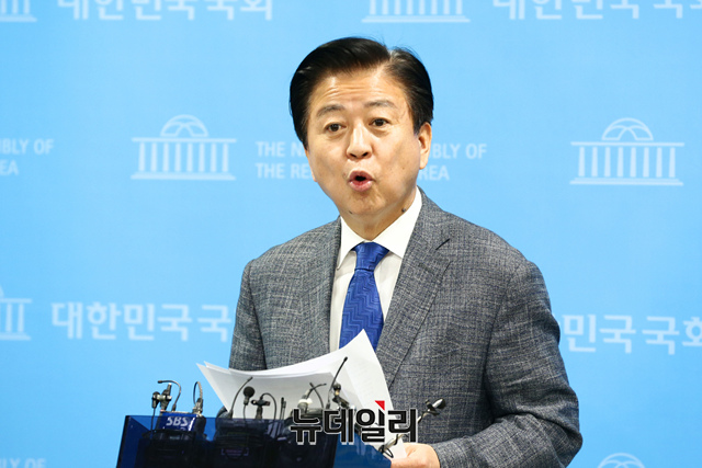 ▲ 노웅래 더불어민주당 의원이 지난 17일 오전 국회 소통관에서 기자회견을 갖고 자신의 뇌물수수 혐의에 대해 결백을 주장하고 있다.ⓒ이종현 기자