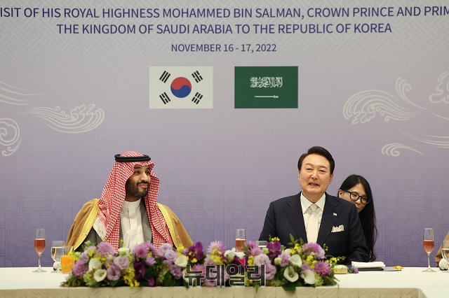 ▲ 윤석열 대통령이 지난 17일 방한한 모하메드 빈 살만 사우디아라비아 왕세자 겸 총리와 회담을 마친 뒤 오찬을 함께 하고 있다.ⓒ대통령실 제공