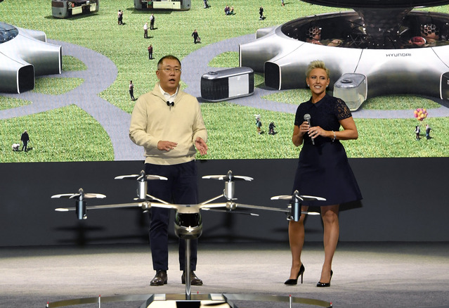 ▲ 정의선 현대차그룹 회장이 CES 2020에서 미래 모빌리티에 대해 설명하는 모습. ⓒ현대차그룹