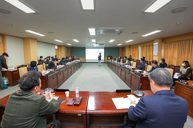 ▲ 경주시의회는 21일 의회 3층 소회의실에서 2023년 본예산과 제2회 추가경정예산안 심사를 앞두고 의정역량강화 교육을 실시했다.ⓒ경주시의회