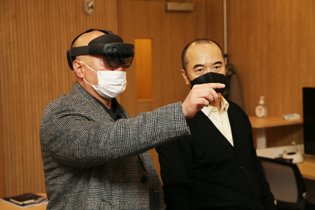 기자가 고대안암병원에서 치과 VR 교육을 체험하고 있다. ⓒ고대안암병원