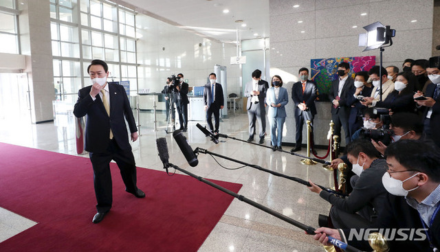 ▲ 윤석열 대통령이 18일 오전 서울 용산 대통령실 청사로 출근하며 취재진 질문에 답한 뒤 집무실로 향하고 있다. ⓒ뉴시스