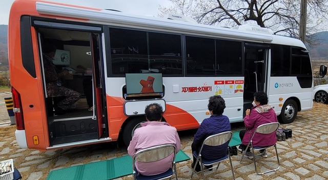 ▲ 논산시가 운영하고 있는 건강버스.ⓒ논산시