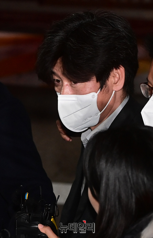 ▲ 천화동인 4호 소유주 남욱 변호사가 구속기한 만료일인 지난 21일 자정 경기 의왕시 서울구치소에서 출소하고 있다. ⓒ정상윤 기자