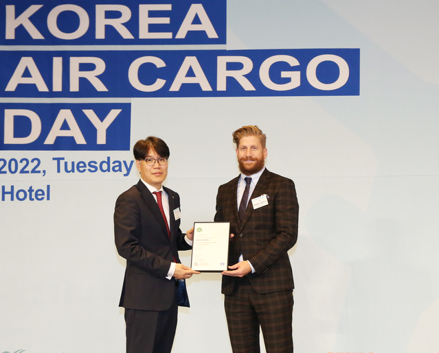 ▲ 서봉원(왼쪽) 아시아나항공 서봉원 화물서비스팀장과 브렌던 설리번 IATA 화물부문총괄이 22일 서울 가든호텔에서 열린 Korea Air Cargo Day 항공운송 인증 수여식에서 기념 촬영을 하고 있다. ⓒ아시아나항공