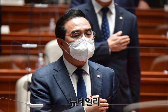 ▲ 박홍근 더불어민주당 원내대표 및 소속의원들이 22일 국회에서 열린 의원총회에서 국민의례를 하고 있다.ⓒ이종현 기자