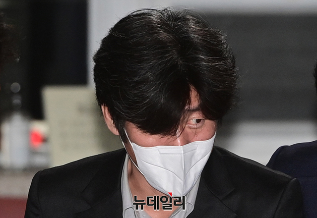 ▲ 천화동인 4호 소유주 남욱 변호사가 구속기한 만료일인 지난 21일 자정 경기 의왕시 서울구치소에서 출소하고 있다. ⓒ정상윤 기자