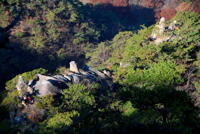 ▲ 남근입석에서부터 길게 늘어진 암릉 구간. ⓒ진경수 山애호가