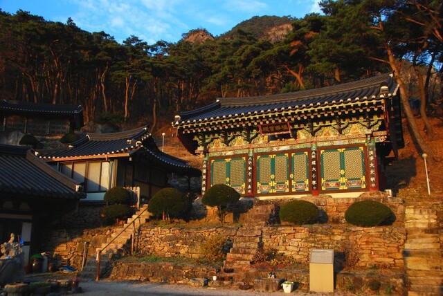 ▲ 낙조에 비추어진 무암사(霧巖寺) 극락보전(極樂寶殿).ⓒ진경수 山애호가