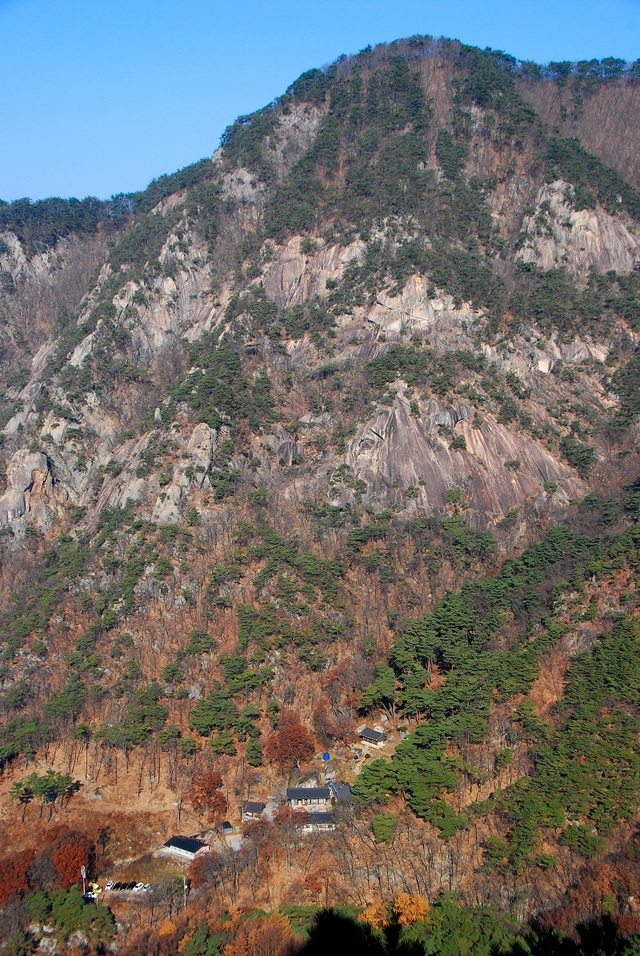 ▲ 배바위 암릉이 치맛자락처럼 펼쳐진 그 아래 위치한 무암사.ⓒ진경수 山애호가