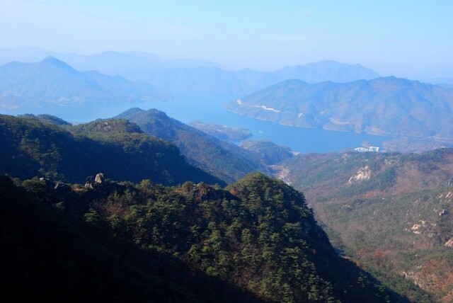 ▲ 산자락을 품고 있는 푸른 물줄기의 청풍호.ⓒ진경수 山애호가