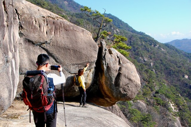 ▲ 사람의 키와 비교해 보면 엄청나게 큰 동산의 두 번째  남근와석.ⓒ진경수 山애호가