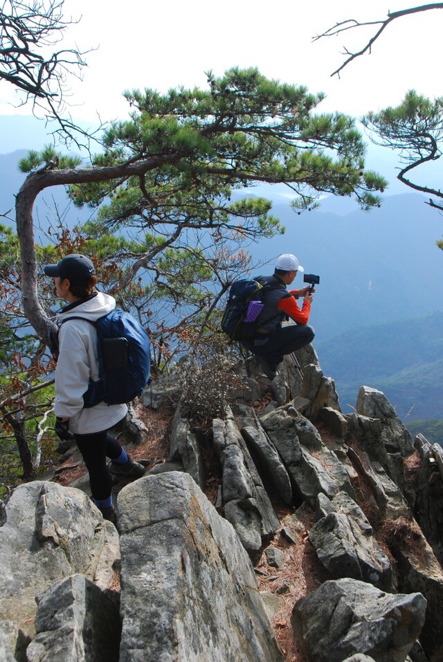 ▲ 성봉에서 중봉 방향으로 0.1㎞ 지점의 전망대에서 청풍호반의 풍광을 즐기는 등산객들.ⓒ진경수 山애호가