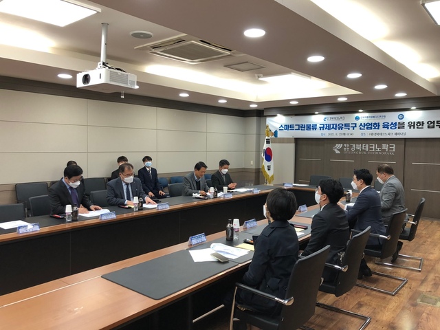 ▲ (재)경북테크노파크(원장 하인성)가 22일 경산시에 위치한 경북 테크노파크 본원에서 (재)경북자동차임베디드연구원(원장 송종호), 티유브이슈드코리아㈜(대표이사 서정욱)와 ‘스마트그린물류 규제자유특구 산업화 육성’을 위한 업무협약(MOU)을 체결했다.ⓒ경북테크노파크